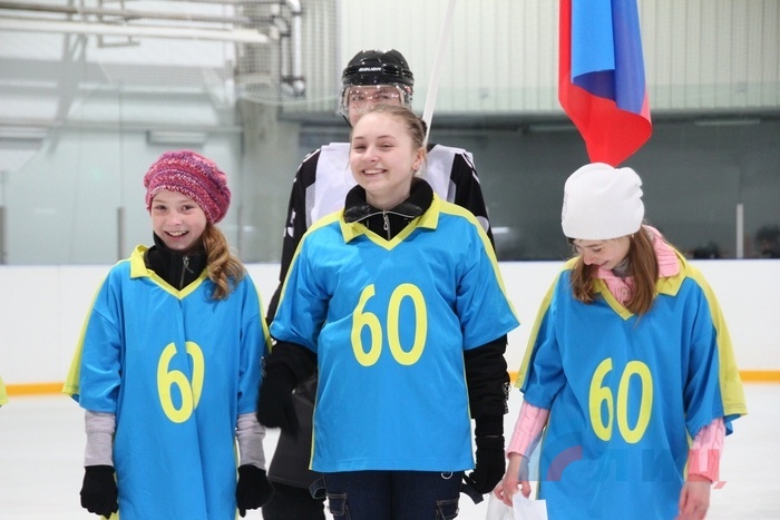 Глава ЛНР посетил "Ледовую арену", где в каникулы бесплатно катаются луганские школьники, 3 апреля 2015 года.