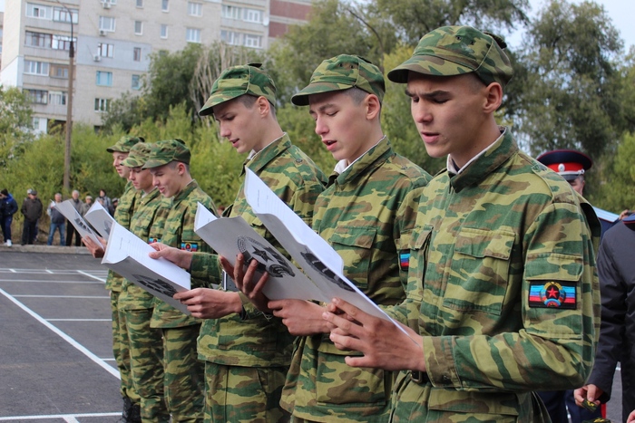 Торжественная церемония посвящения в кадеты воспитанников Луганского казачьего кадетского корпуса имени маршала Ефимова, Луганск, 14 октября 2015 года