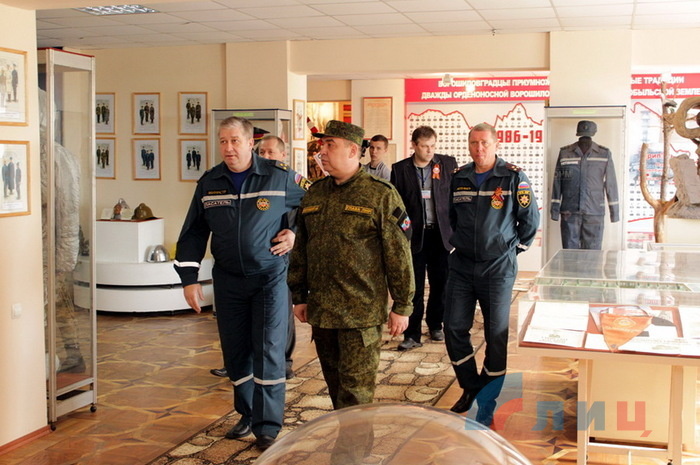 Глава ЛНР вручил медали за самоотверженность семерым спасателям МЧС, Луганск, 7 мая 2015 года