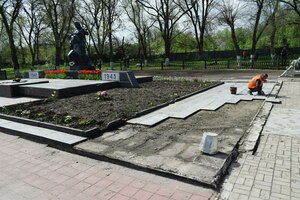Специалисты из Калужской области помогают восстанавливать мемориалы в Первомайске