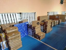 Общественники из Тюмени передали краснодонской школе компьютерное оборудование и мебель