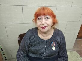 Общественники наградили почетным знаком луганскую поэтессу Ларису Класс