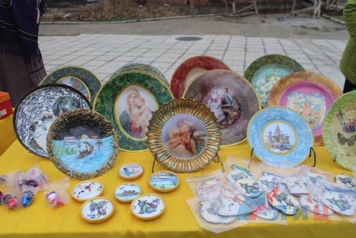 Выставка мастеров народного клуба "Левша", посвященная Дню святого Николая, Луганск, 19 декабря 2017 года