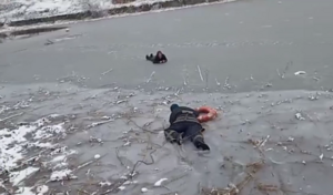 Полицейский и спасатель в Алчевске вытащили на сушу провалившихся под лед девочек