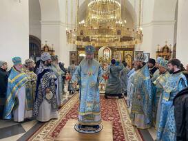 Митрополит Луганский и Алчевский Пантелеимон освятил новое паникадило Вознесенского монастыря