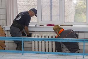 Специалисты в рамках госпрограммы меняют систему отопления в луганской детской больнице