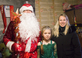 "Дед Мороз" из Народного Совета вручил подарки участнице "Елки желаний" из Перевальска
