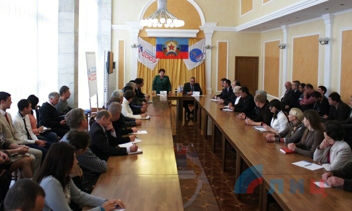 Подписание соглашения о взаимодействии в борьбе с коррупцией между ОД "Мир Луганщине" и "Луганский экономический союз", Луганск, 28 октября 2015 года