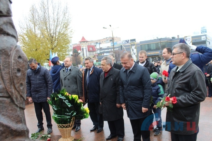 Возложение цветов к восстановленному после теракта памятнику защитникам Республики "Они отстояли Родину", Луганск, 4 ноября 2017 года