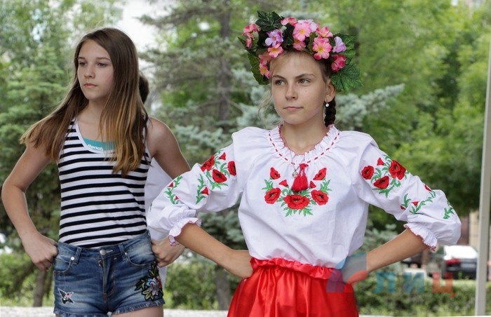 Молодежный проект "Танцы у фонтана", Луганск, 5 июля 2017 года