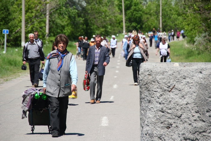 Киевские силовики закрыли пункт пропуска в Станицу Луганскую, 22 мая 2015 года