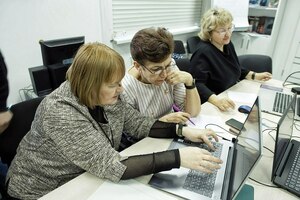Две группы людей старшего возраста начали обучение компьютерной грамотности в центре НКО