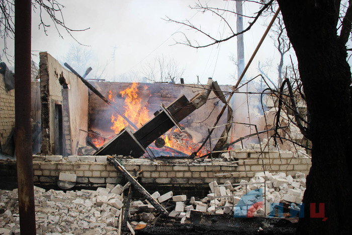 Последствия обстрела поселка Зеленая Роща, Луганск, 6 декабря 2017 года