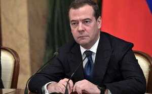 Медведев прокомментировал  реакцию западных политиков на интервью Путина Карлсону