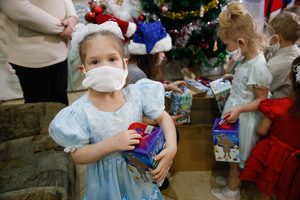 Иностранные блогеры передали подарки в луганский детский дом и реабилитационный центр