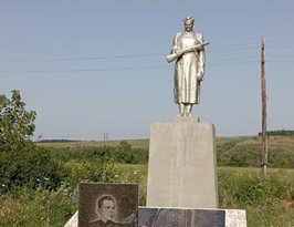 Житель сватовского села Новониканоровка своими силами восстановил памятник Героям ВОВ