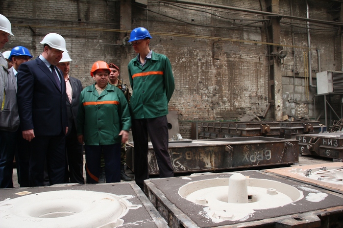 Глава ЛНР Игорь Плотницкий осматривает сталелитейный завод "Сталь", Луганск, 19 мая 2015 года