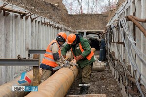 Специалисты из Москвы меняют участок теплотрассы в Артемовском районе Луганска