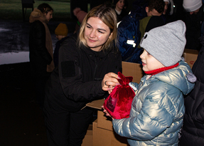 Волонтеры доставили в ЛНР 15 тыс. новогодних подарков для детей 
