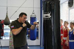 Российский боксер Денис Лебедев провел тренировку для луганских спортсменов