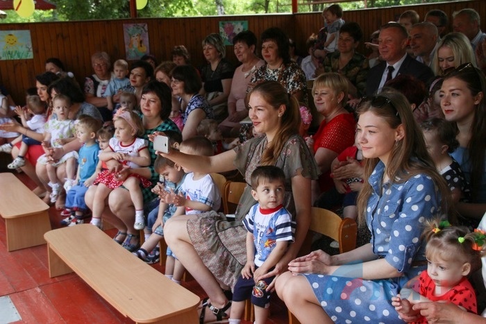 Праздничное представление в Республиканском доме ребенка, Луганск, 1 июня 2017 года