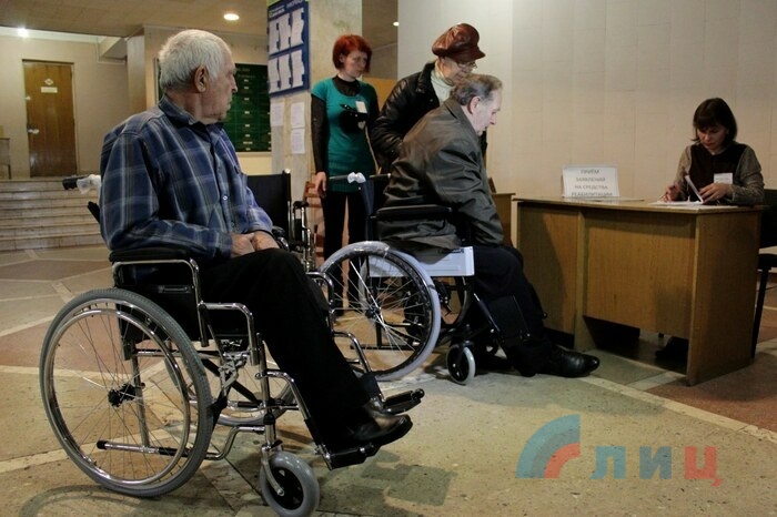 Выдача инвалидных колясок по госпрограмме обеспечения инвалидов техсредствами реабилитации, Луганск, 23 ноября 2015 года