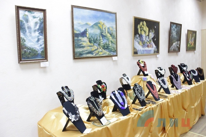 Выставка работ мастеров клуба "Левша" "Разноцветные фантазии", Луганск, 11 ноября 2015 года