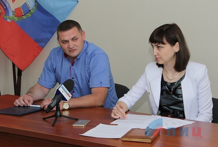 Выдача первых договоров аренды участков земли государственной формы собственности, Луганск, 7 июня 2016 года