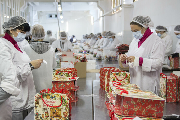 Выпуск новогодних подарков на кондитерской фабрике "Лаконд", Луганск, 8 декабря 2020 года