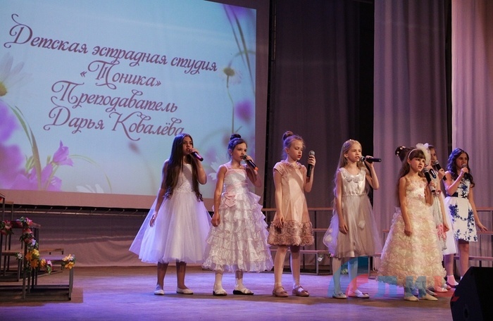 Театрализованный концерт Детской академии искусств "В твоей улыбке прячется весна", Луганск, 9 марта 2017 года