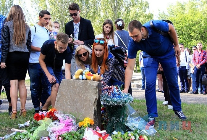 Акция в память о жертвах теракта в Беслане, Луганск, 1 сентября 2016 года