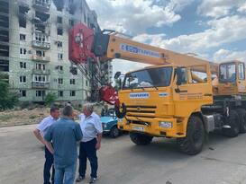 Специалисты проводят ямочный ремонт и очистку дороги на въезде в Северодонецк