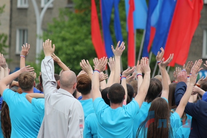 Участники молодежной акции "Я живу в ЛНР", 11 мая 2015 года