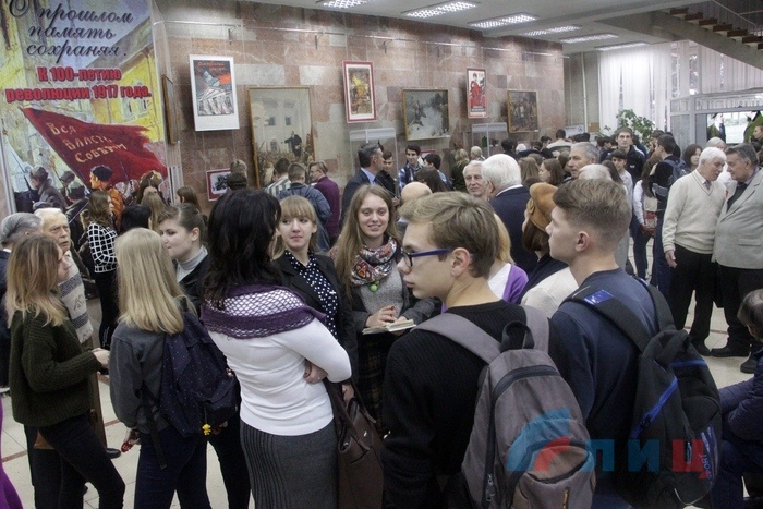 Открытие выставки, посвященной 100-летию Октябрьской революции 1917 года, Луганск, 7 ноября 2017 года
