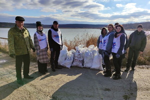 Депутат и активисты провели субботник у пруда Холодный в Алмазной