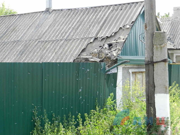 Последствия обстрела киевскими силовиками поселка Пришиб, 17 июня 2015 года