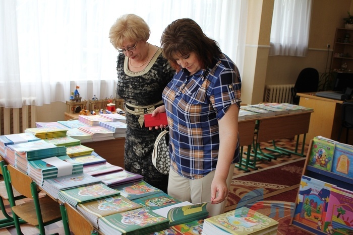 Передача учебной литературы от фонда Астахова ясли-саду "Золотая рыбка", Луганск, 16 июня 2016 года