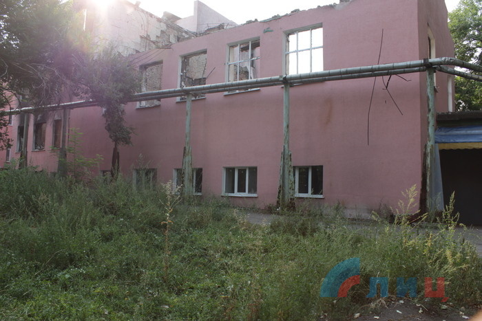 Молчаливая акция "Расстрелянное детство" у стен разрушенной украинскими силовиками школы № 7, Луганск, 4 сентября 2015 года