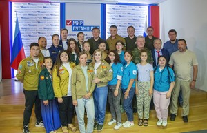 Глава ЛНР и секретарь генсовета "ЕР" встретились в Луганске со студотрядовцами из РФ