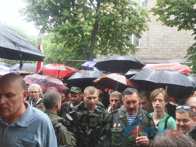 Сослуживцы и жители Алчевска прощаются с Алексеем Мозговым и его боевыми товарищами, 27 мая 2015 года