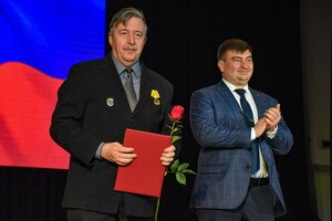 Более 70 работников культуры в профессиональный праздник получили госнаграды ЛНР и РФ