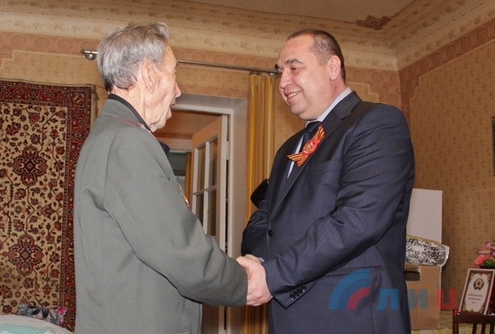 Глава ЛНР посещает ветеранов Великой Отечественной войны, Луганск, 5 мая 2015 года