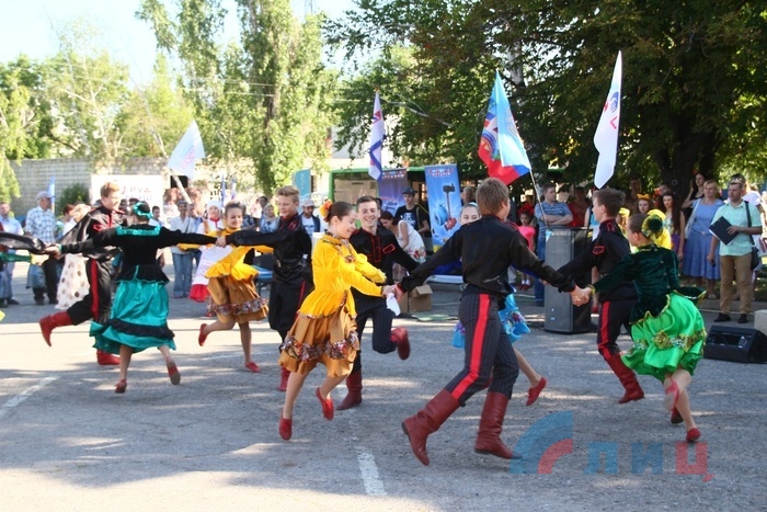 Выставка-ярмарка продукции предприятий ЛНР в Луганске, 13 июня 2015 года