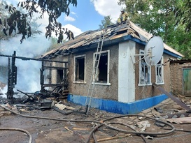 Двое детей в Хрустальном устроили пожар в доме, пока их дед спал – МЧС