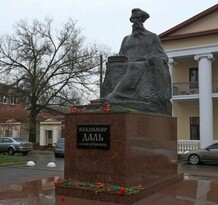 Жители Луганска и Красного Луча возложениями цветов отметили 221-летие со дня рождения Даля