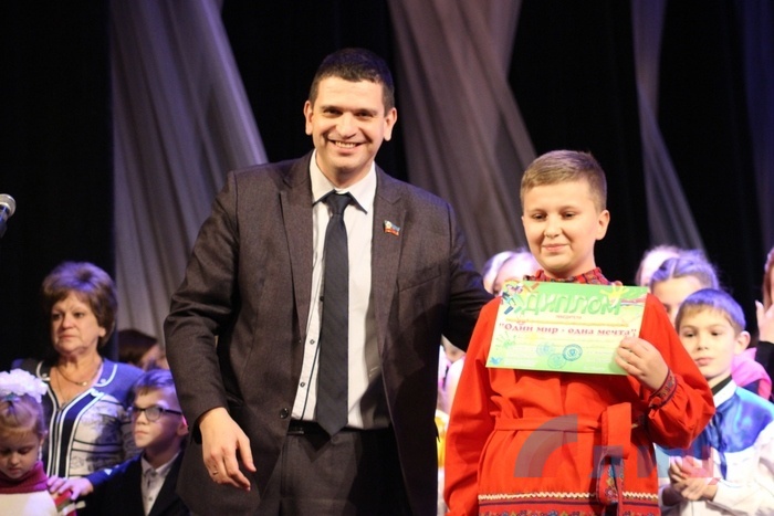 Награждение победителей открытого интегрированного фестиваля детского творчества "Один мир – одна мечта", Луганск, 9 декабря 2017 года