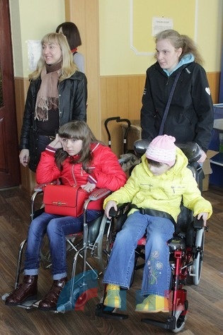 Выдача инвалидных колясок в рамках республиканской программы обеспечения средствами реабилитации инвалидов, Луганск, 30 марта 2016 года