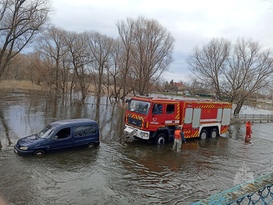 Новоайдарские спасатели помогли местным жителям выбраться из автомобиля, уносимого рекой