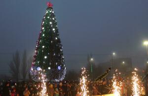 Церемонии открытия новогодних елок состоялись в регионах Республики