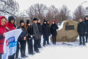 Алчевские активисты почтили память защитников ЛНР, погибших в ходе Дебальцевской операции